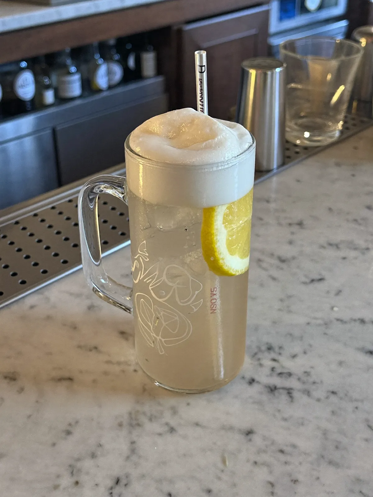 Gin Fizz, servi dans son verre