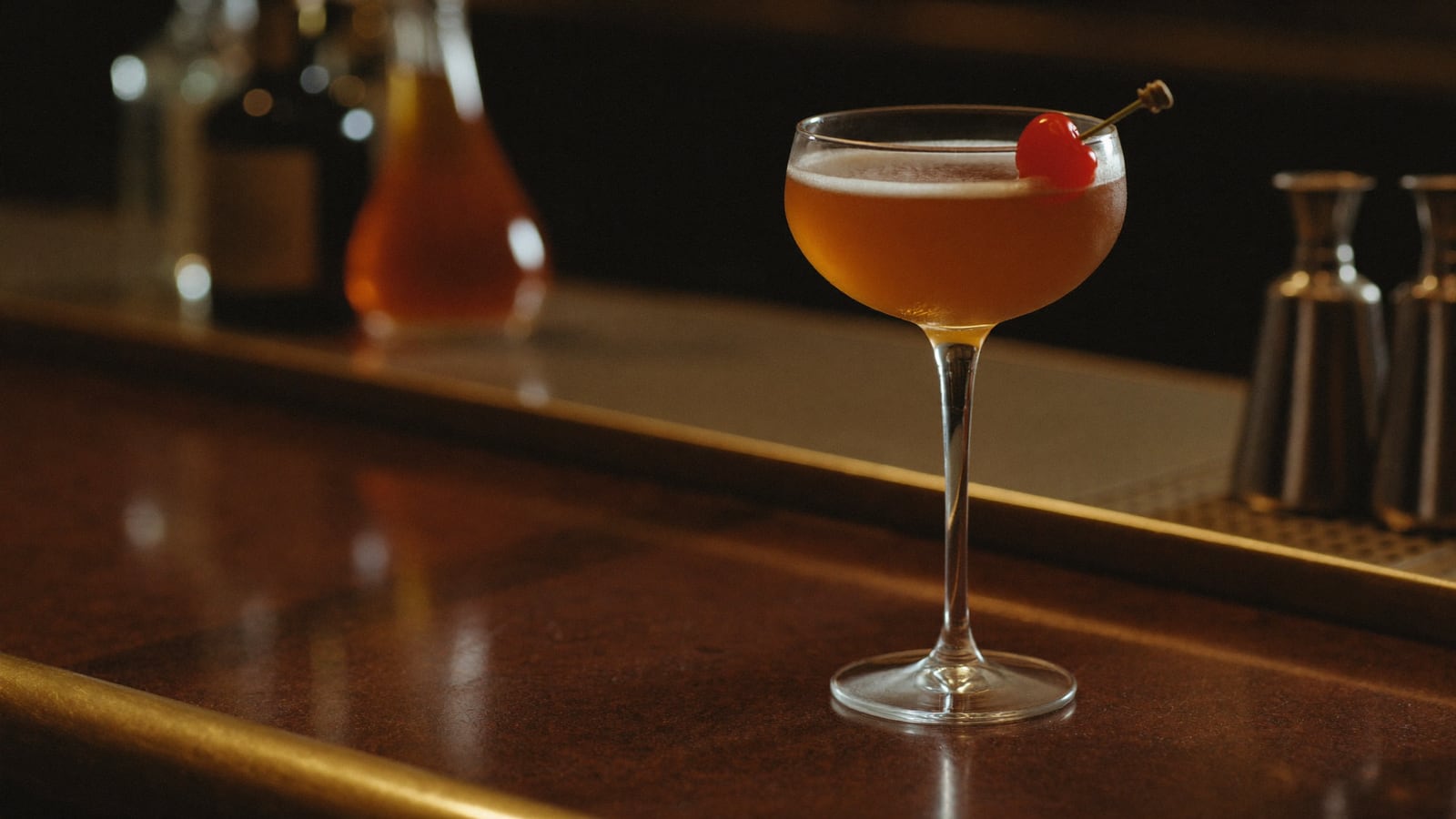 Un grand bar new-yorkais d'époque, boiseries d'acajou et comptoir de laiton