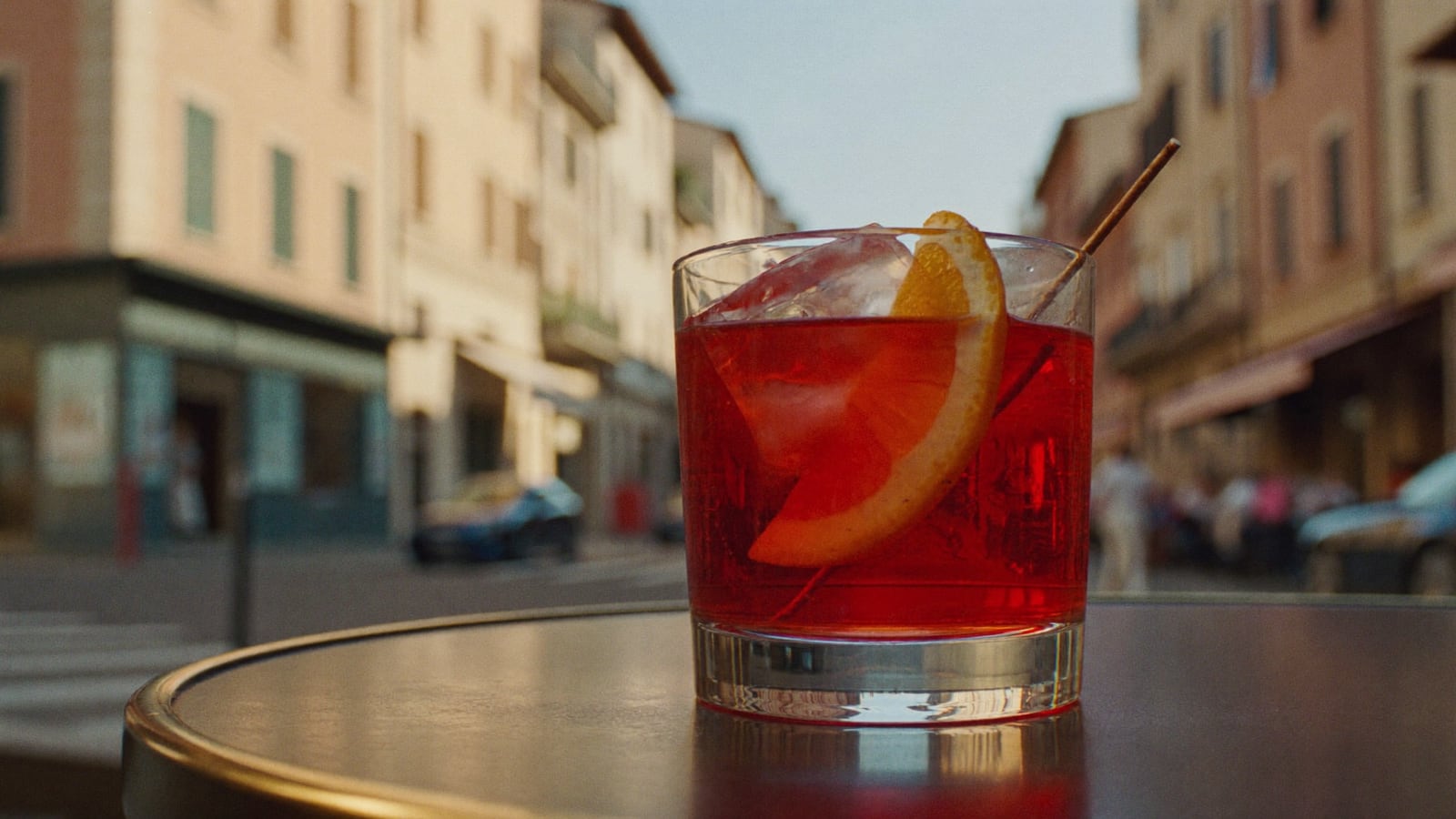 Une terrasse de café florentin à l'heure dorée, tables de marbre en Toscane