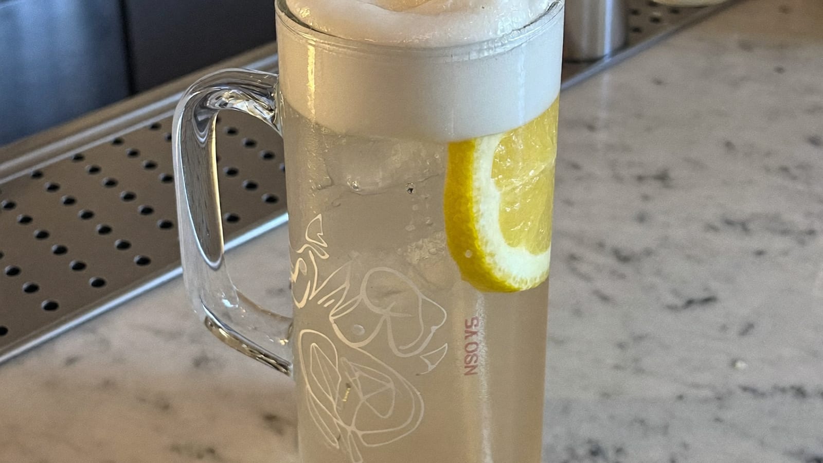 Un cocktail maison préparé avec soin, servi dans un verre long