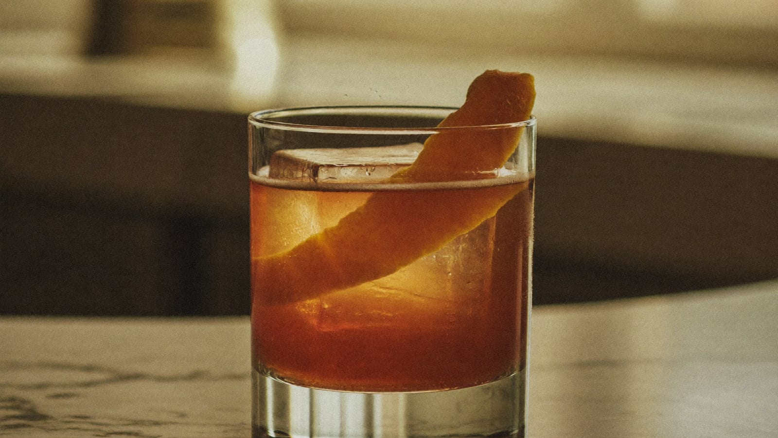 Un Old Fashioned au whiskey, servi sur glace avec un zeste d'orange