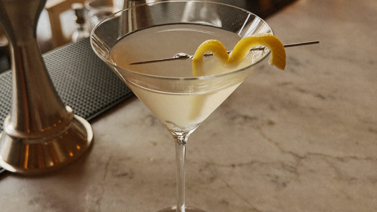 Un Vesper, variation célèbre du Martini, servi dans une coupe